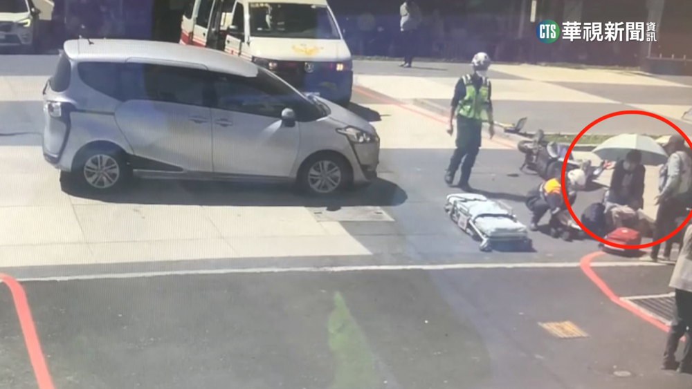 老夫妻車禍重傷倒地　居民暖心撐傘助遮陽