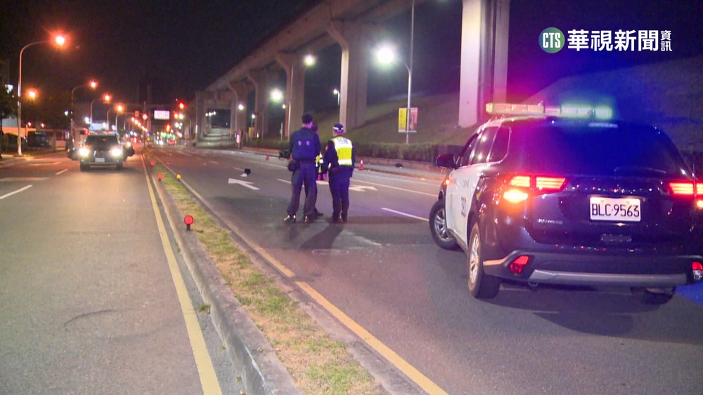 騎士蛇行逆向逃自摔　遭警車撞頭重傷急救