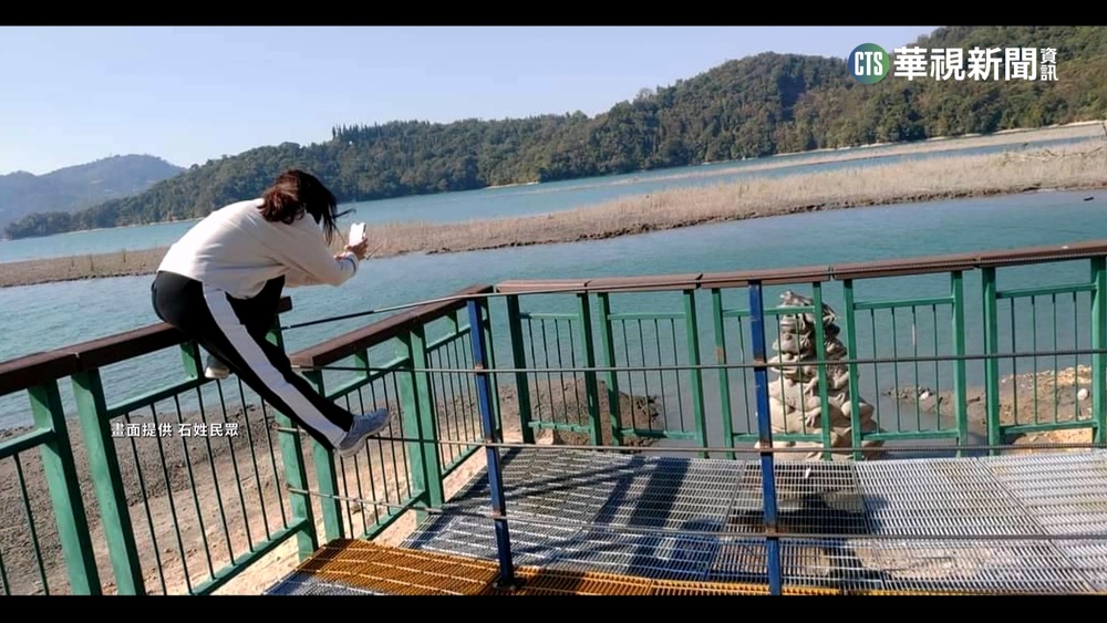 九蛙全探出頭！　遊客攀護欄搶拍　網友：蜘蛛人？