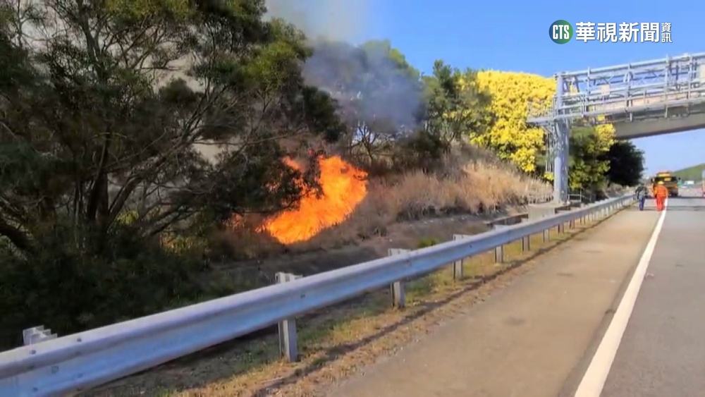 國道旁公墓火警！　火勢緊逼車道.濃煙直竄擋視線