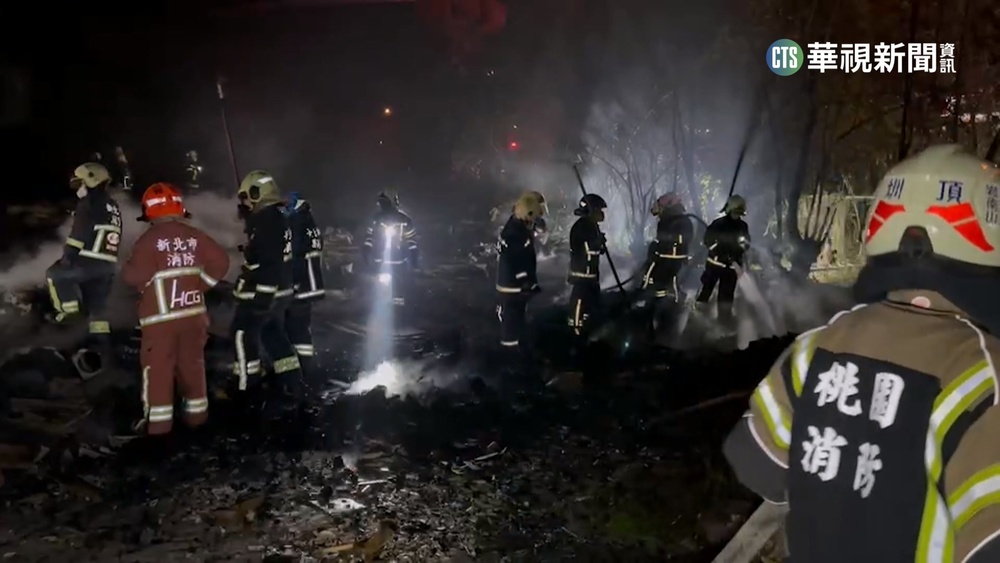 國三鶯歌路段旁深夜火警　貨車慘被波及變形