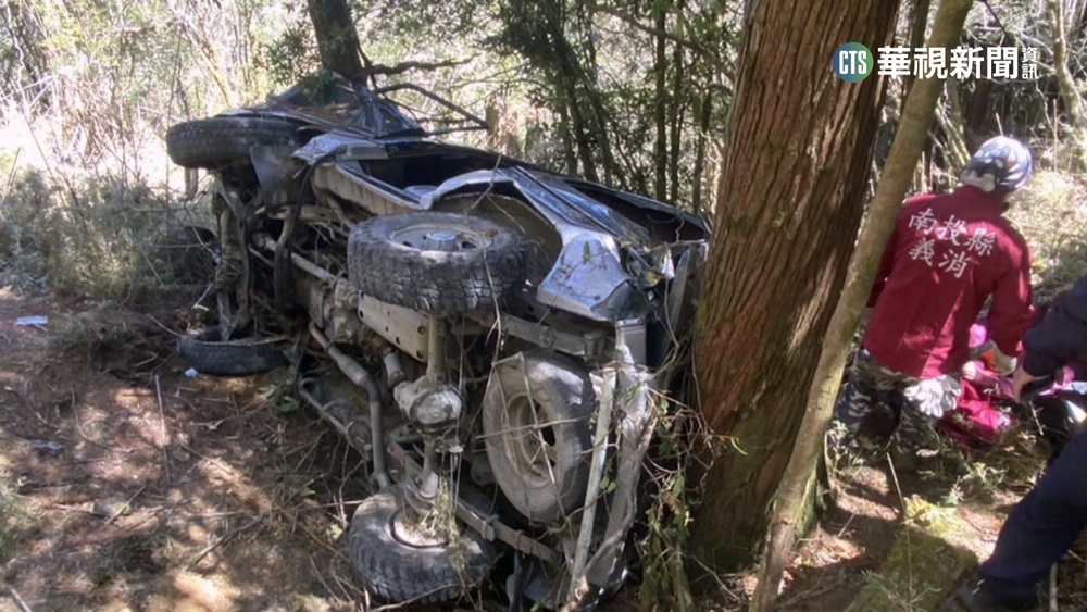南投登山接駁車翻落山谷　駕駛不治.7人受傷