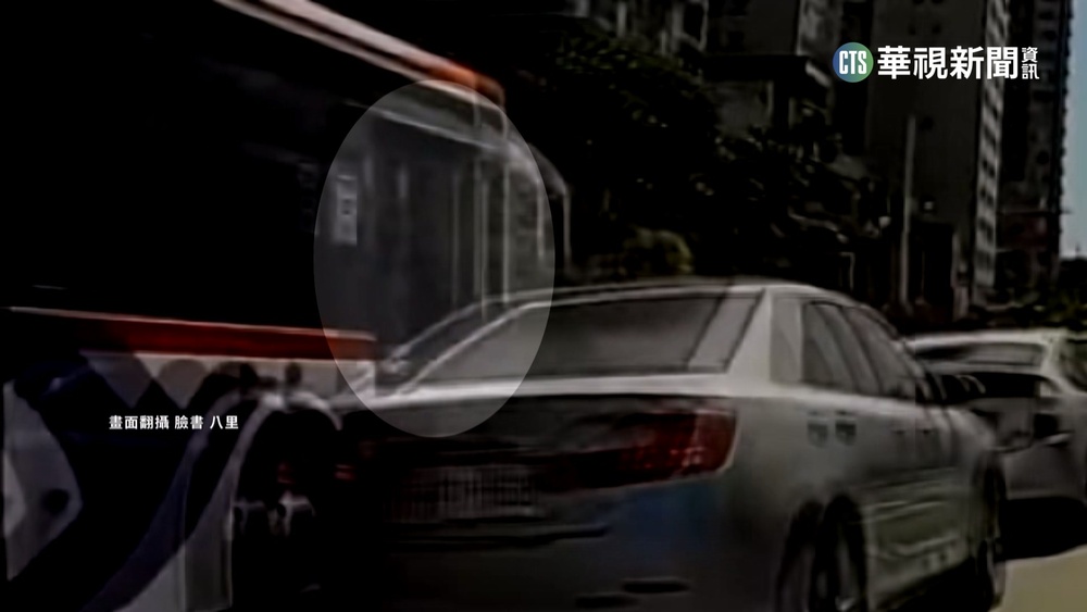 公車停內線「開門」　母帶子車陣搶搭險挨撞