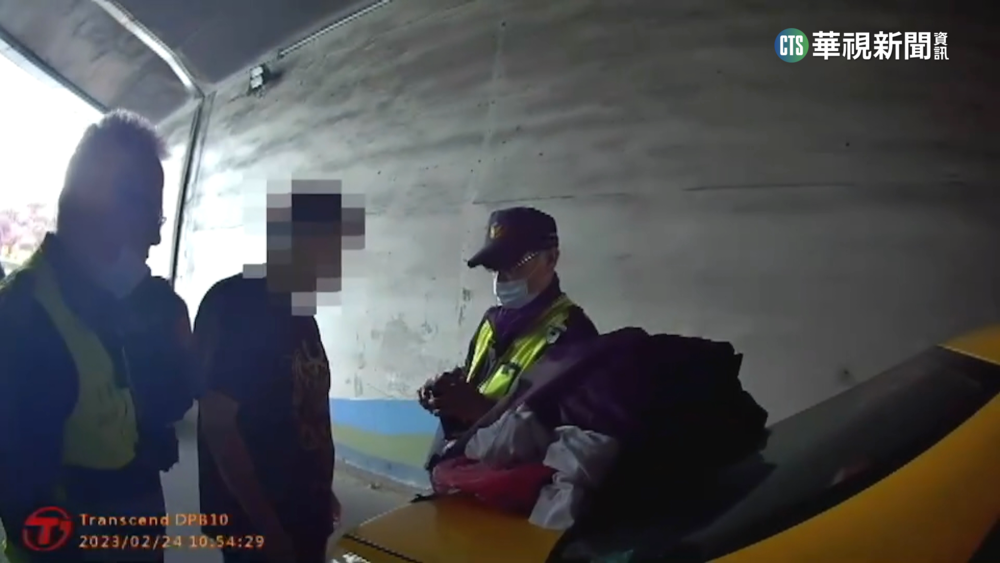 騎士衝攔檢點　警抓扶手遭拖逾百米逮人