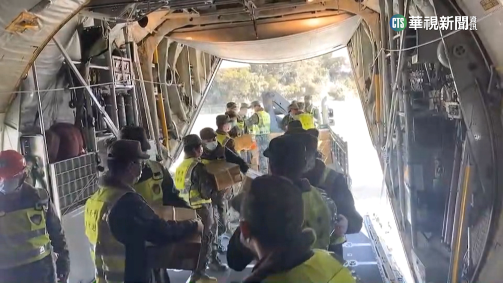 阿兵哥沙灘寫「沒肉吃」　肉來了！C-130載抵馬祖