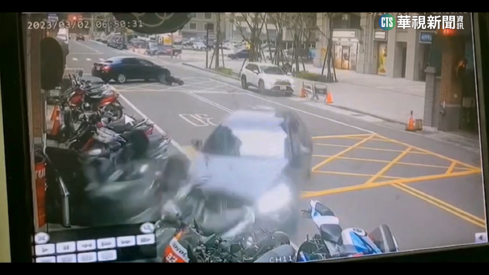 轎車失控連撞18機車　BMW紅牌重機慘噴飛