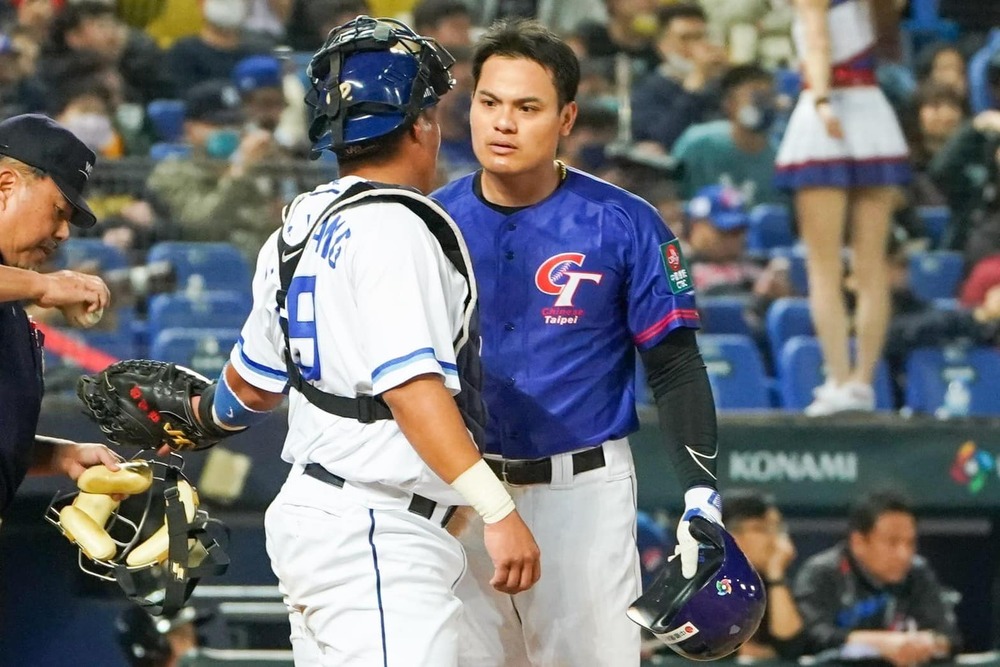 張育成被三振後摔頭盔、怒瞪大哥張進德 兄弟激烈交鋒還原對話內容