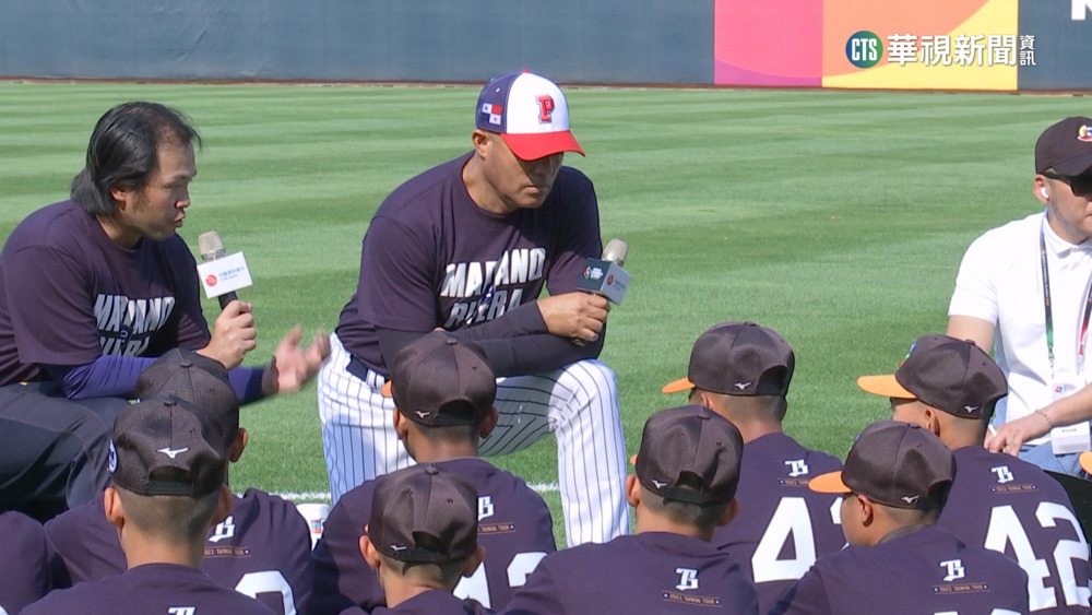為WBC開球　李維拉抵台中先陪小球員練球