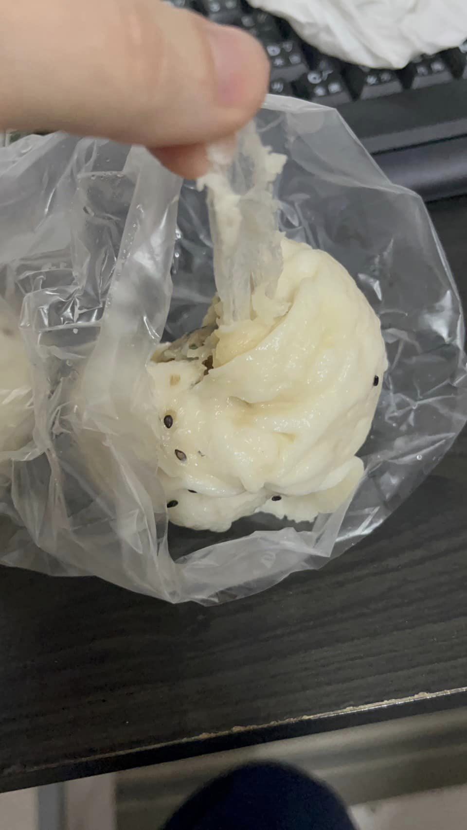 原PO從麵糰中拉出14公分塑膠膜。圖截自臉書爆料公社