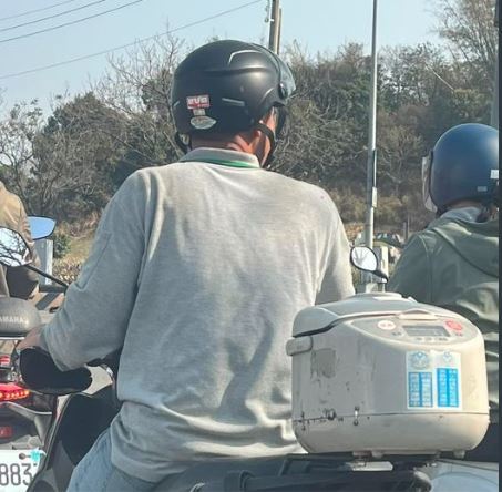 阿伯機車加裝「電鍋置物箱」 網友鬧：白飯一碗，謝謝