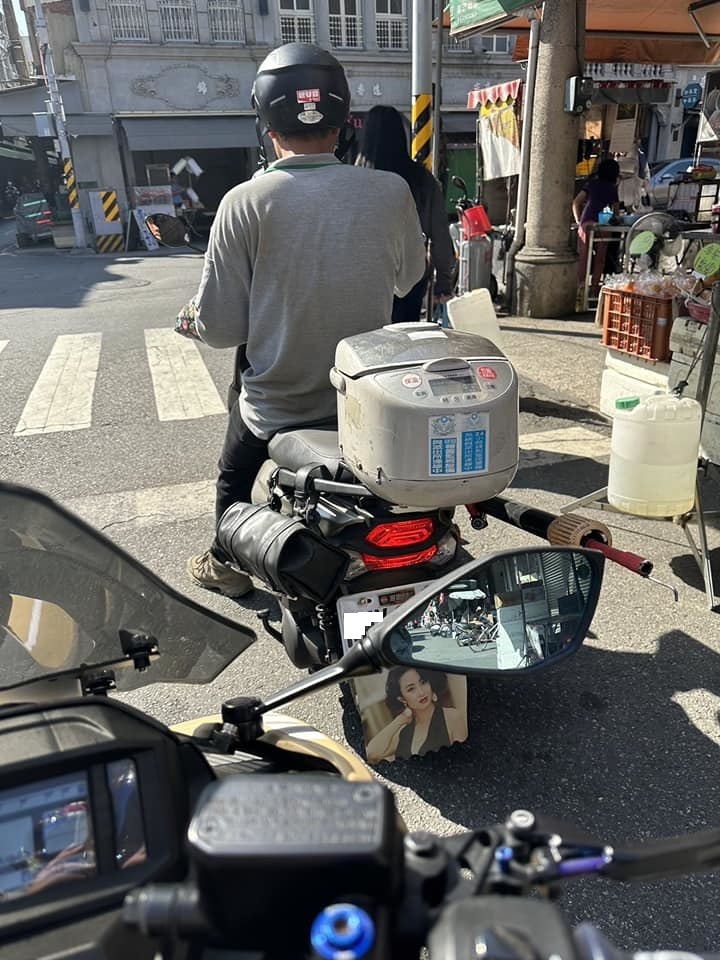 也有網友在路上捕捉到同一位阿伯 / 圖片翻攝自 臉書社團「路上觀察學院」