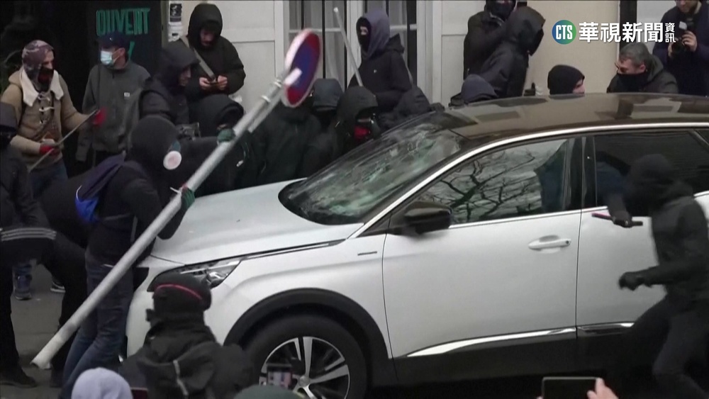 法國128萬人反年改　砸車.丟椅激戰防暴警