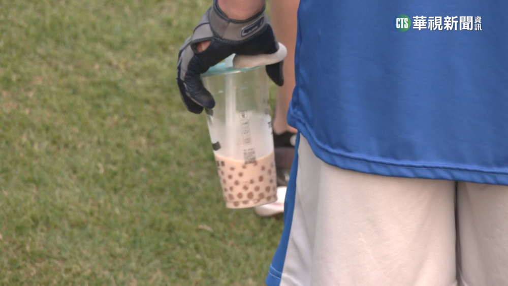 愛上台灣味！　義大利隊練球「珍奶」不離身