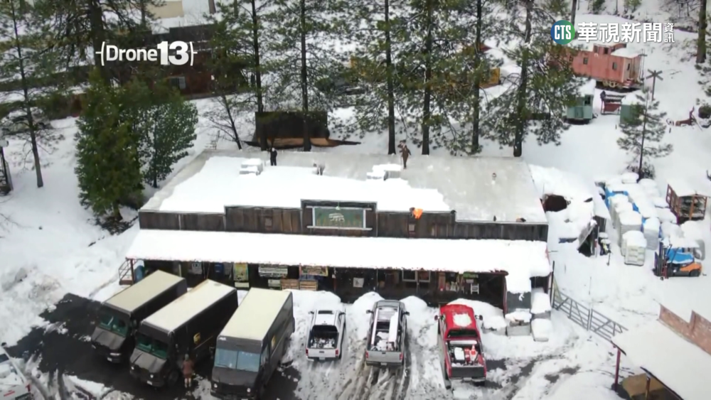 美國加州暴風雪驚人！龐大積雪壓垮屋頂