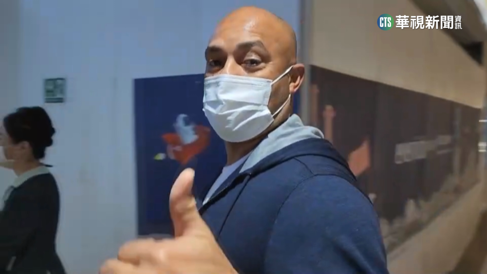 李維拉搭機返美　豎大拇指讚「台灣行非常棒」