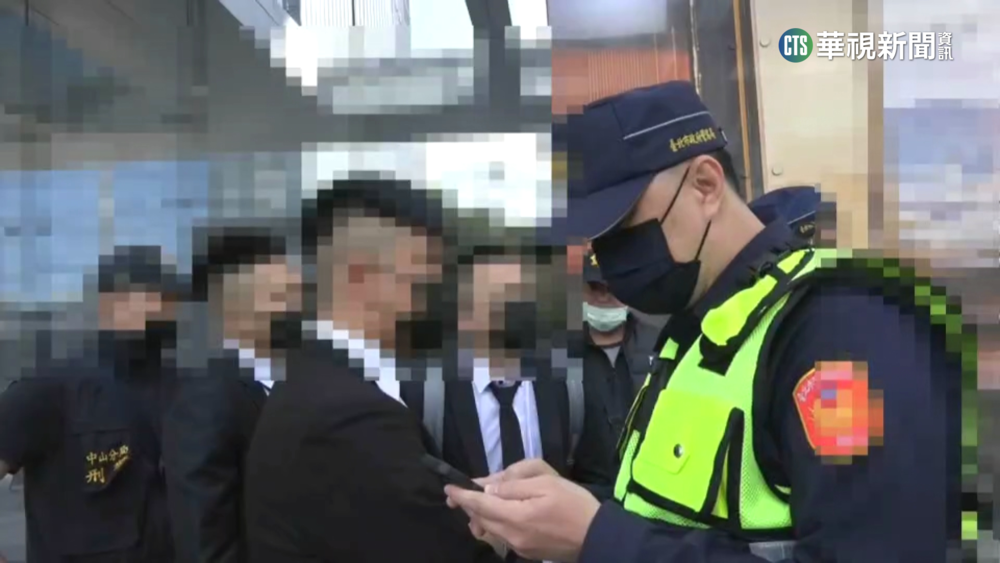 黑幫春酒太囂張！　警分局長臨檢嗆「沒證件全帶回」