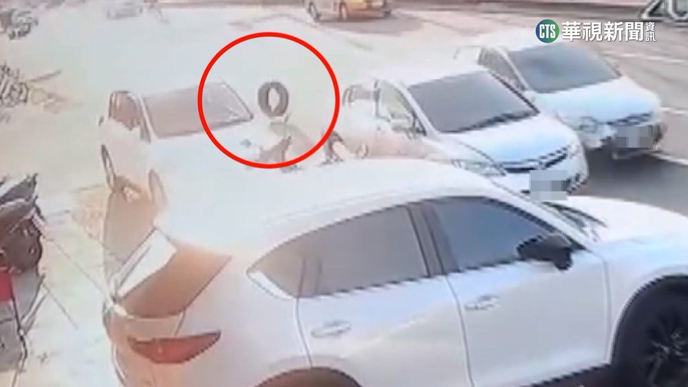 疑毒犯駕車失控！撞7車釀6傷　男棄車逃落網