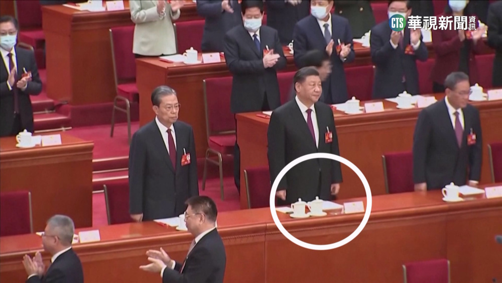 習近平三連任國家主席　桌上「兩茶杯」引熱議