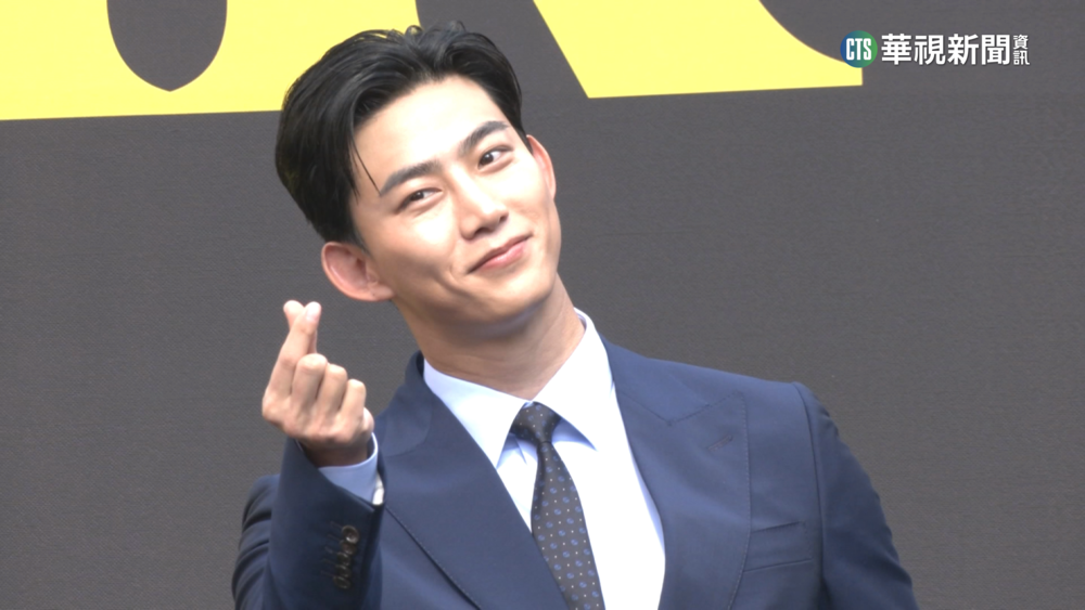 韓偶像2PM玉澤演來台！　信義區街頭粉絲擠爆