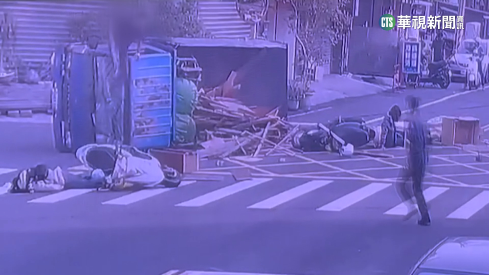 小貨車過彎傾斜翻覆　連撞2機車4輕傷