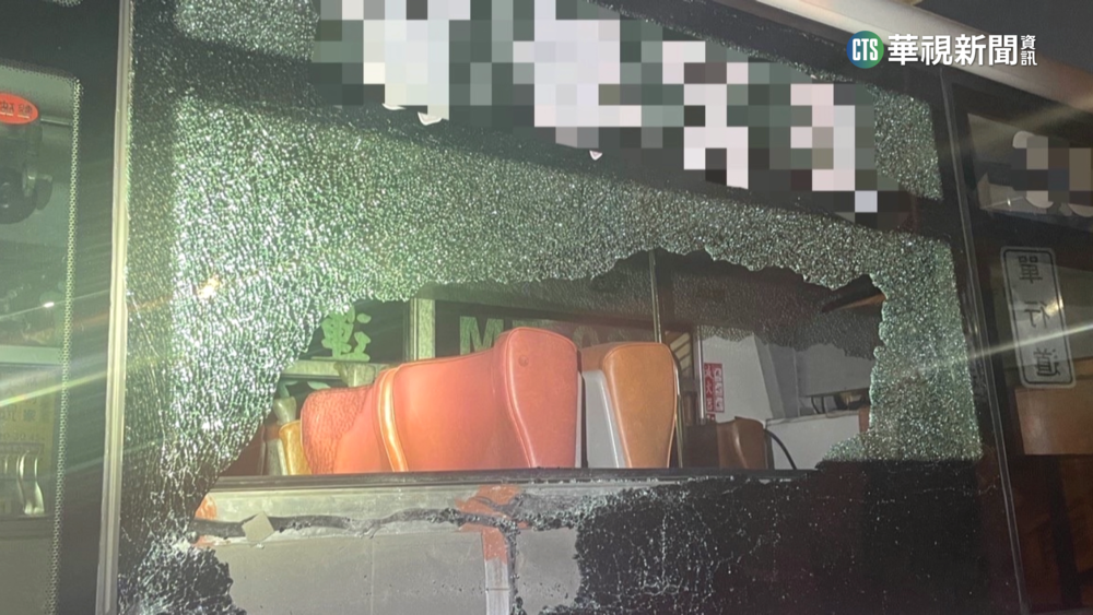 公車撞燈箱玻璃碎裂 女乘客閃避不及眼睛爆血