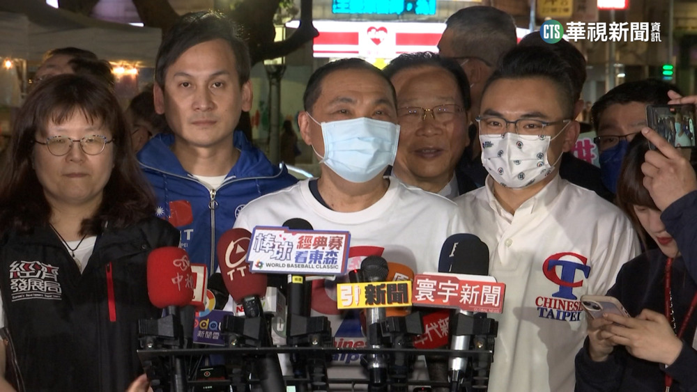 「吃光光贏飽飽」！　侯友宜吃荷蘭煎餅力挺中華隊