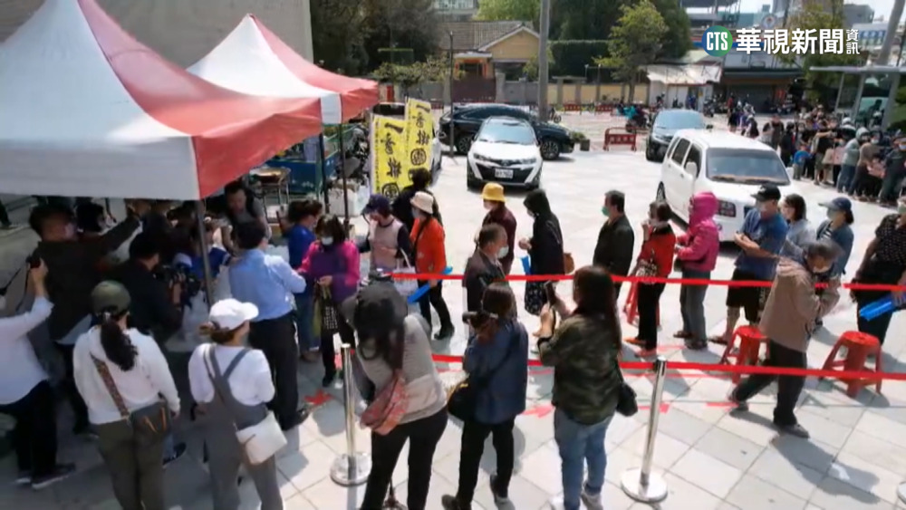 搶排隊亂停車！　球迷領免費美食卻挨罰900元