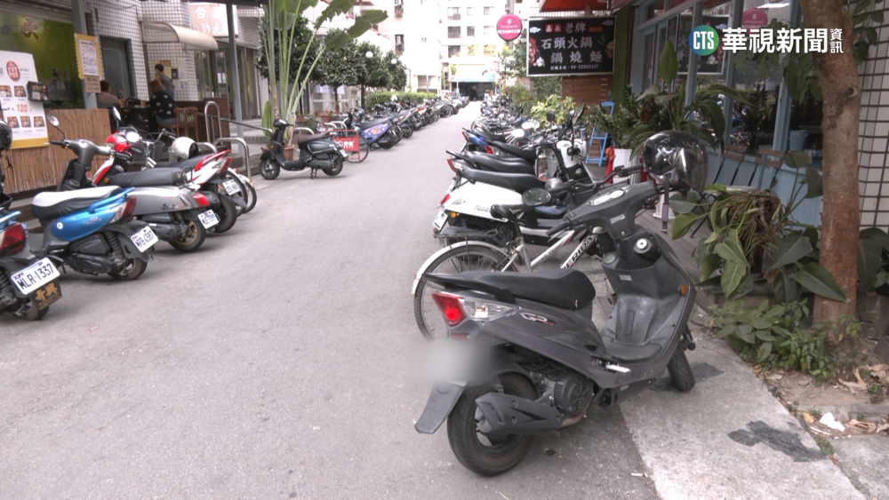 假停車位！？轉角紅線常遭取締　店家好心手寫告示牌