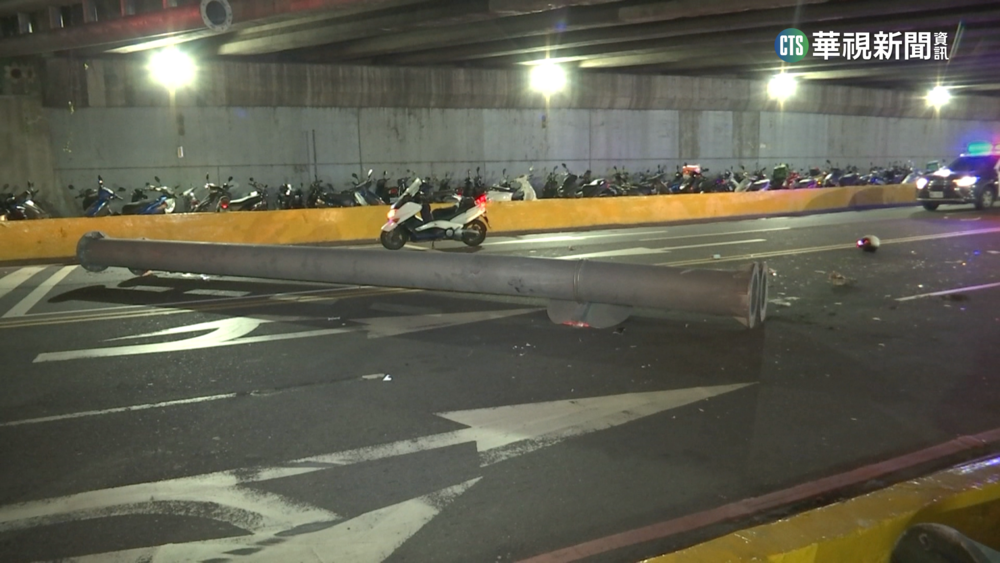 限高防撞桿遭撞掉落　騎士撞上噴飛慘摔