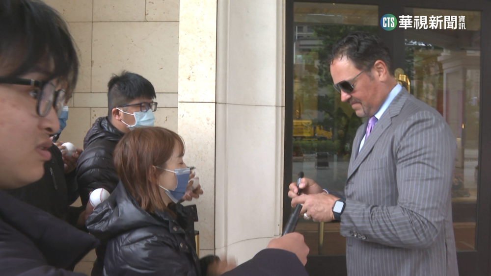 義球隊離開飯店飛日本　總教練幫球迷簽名