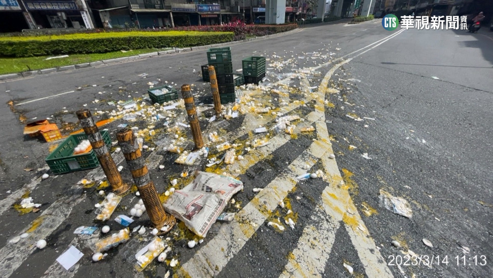 蛋蛋的哀傷...　貨車急轉彎　13箱蛋全噴飛