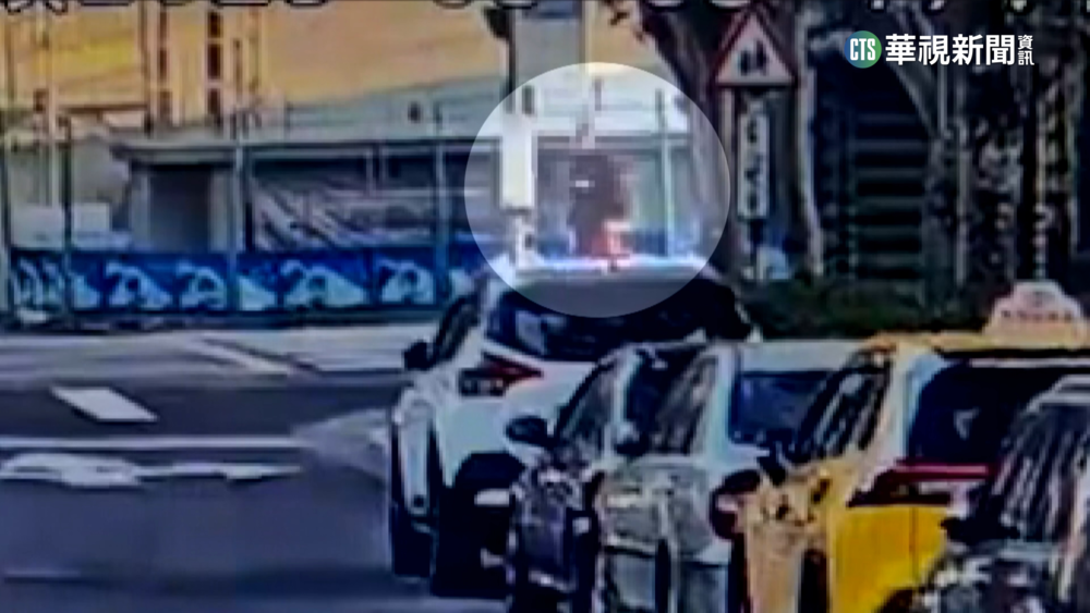 視線死角釀禍　8旬嬤走斑馬線遭撞　搶救9天不治