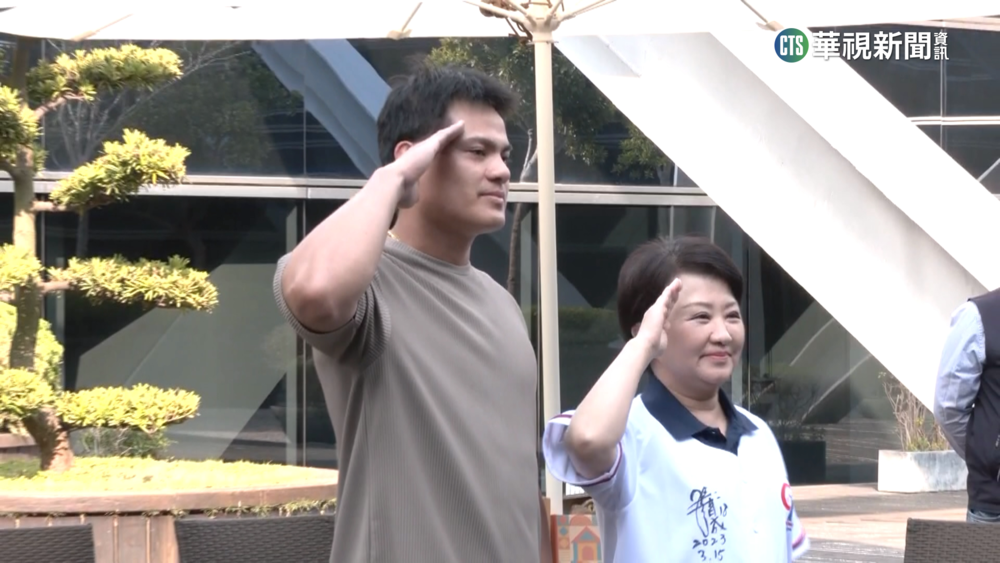 張育成將離台加入紅襪春訓　祝福會贈襪歡送