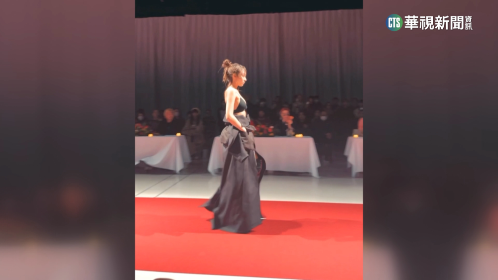 林襄出席東京時裝週　表情高冷濕髮走秀