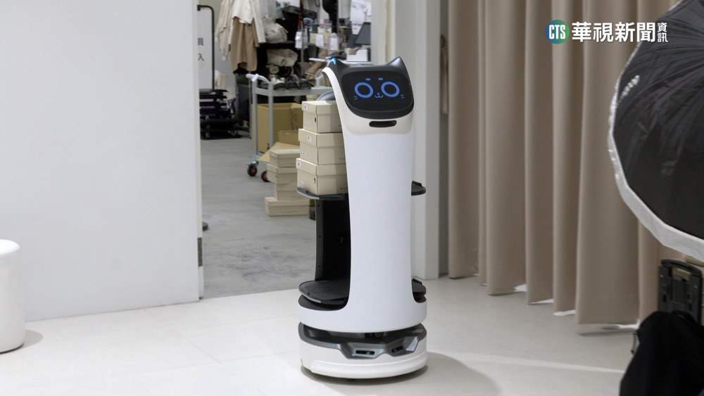智慧機器人供顧客「點鞋」試穿　節省人力效率高