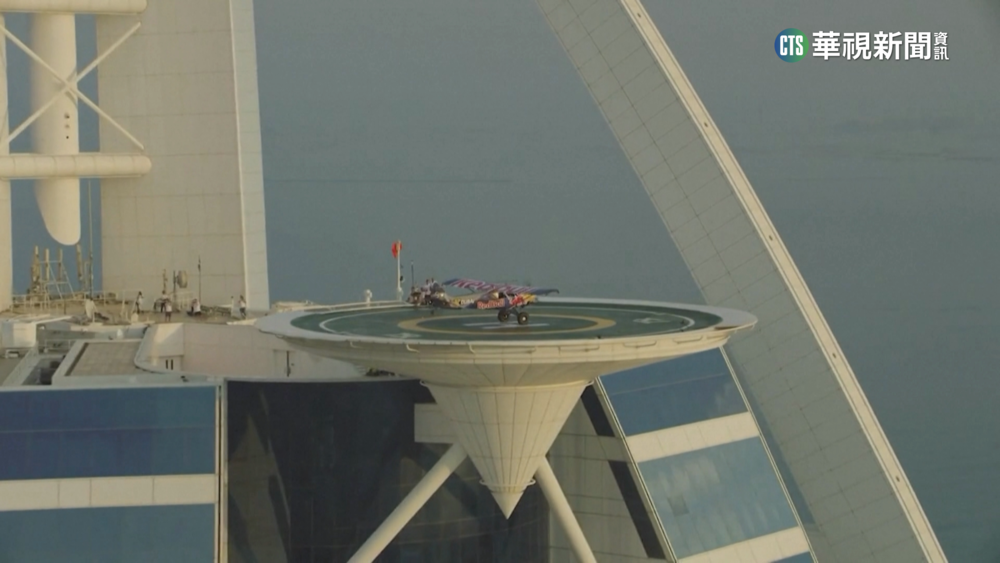 挑戰杜拜帆船飯店停機坪　波蘭機師飛行創舉