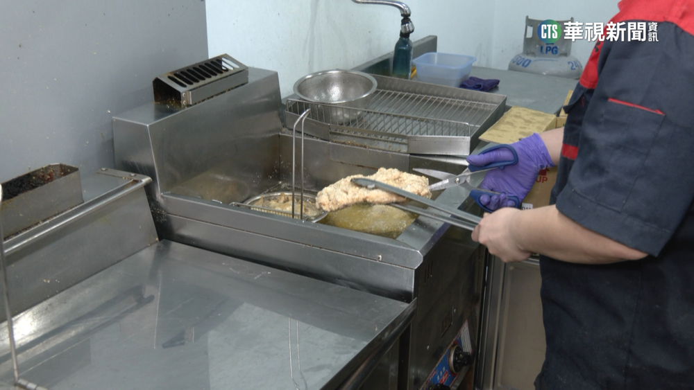 「籤詩雞排」超特別！　吃雞排還可以算命問事