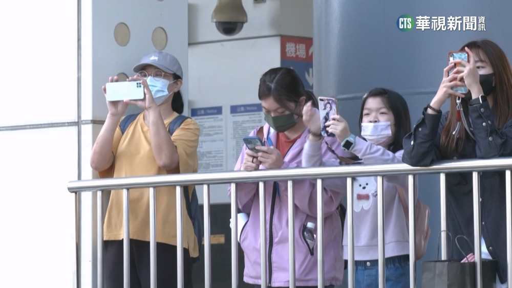 BLACKPINK高雄開唱　粉絲連夜守小港機場