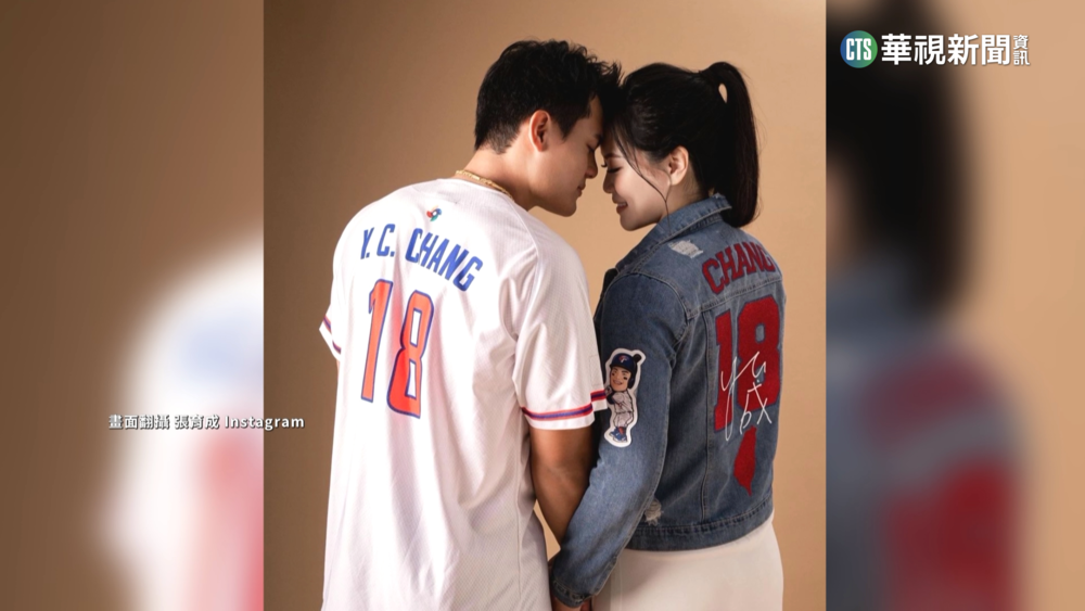 張育成曬恩愛　全家福「敬禮」照謝球迷支持