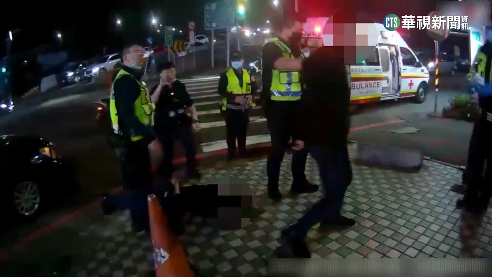 兄弟檔爛醉起爭執　車陣中扭打一團無視警