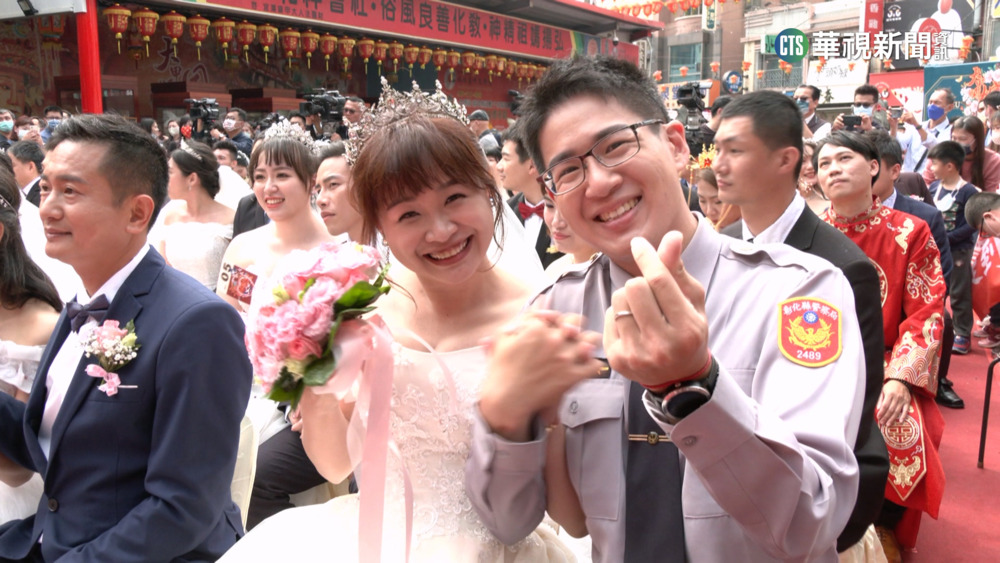 大甲媽嫁女兒集體婚禮！　66對新人交換戒指