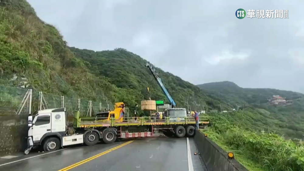 貨櫃曳引車自撞山壁　台2線88.7K一度交通受阻