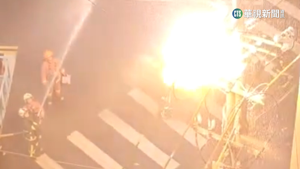 電線桿起火意外　灑水降溫瞬間爆炸嚇壞眾人