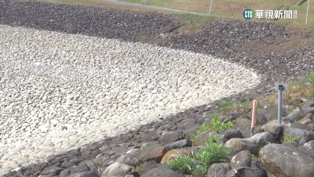 缺水奇景！湖山水庫黑白雙石　明潭現神祕黑洞