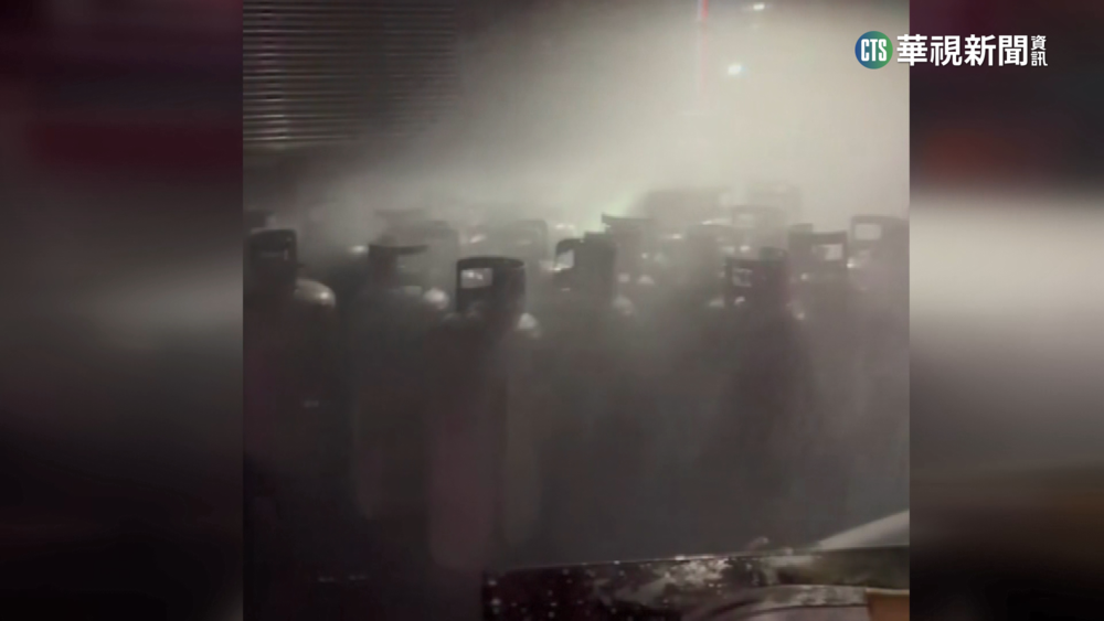 火場搜出大批燻黑瓦斯桶　消防急搬離灑水降溫