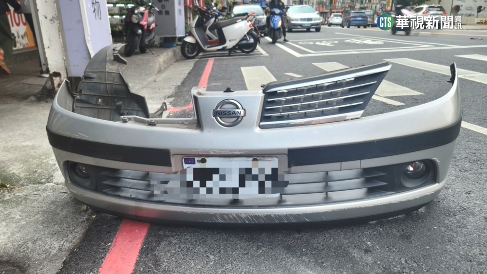 「下巴掉了」...　轎車與機車擦撞　保險桿遭勾落