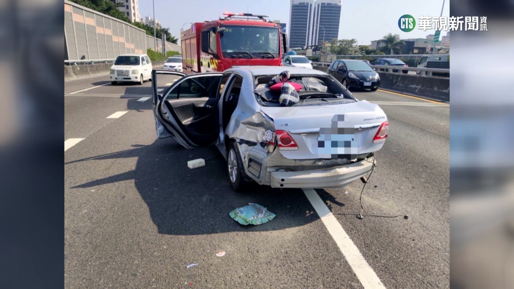 疑變換車道不慎　國1鳳山段3車連環撞