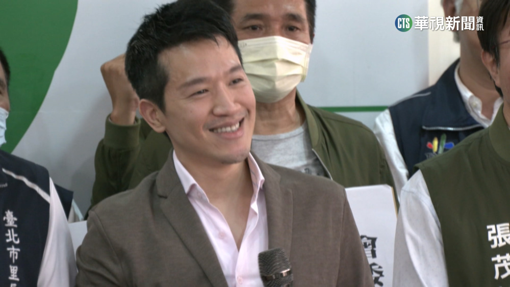 何志偉正面對決王世堅　率逾30里長領表登記