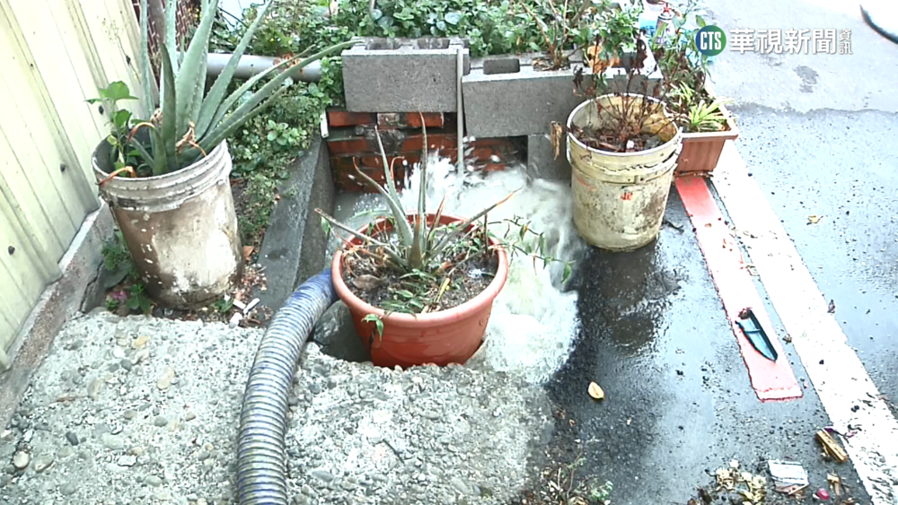 水管爆裂！　彰化路塌「2米天坑」　目睹居民傻眼