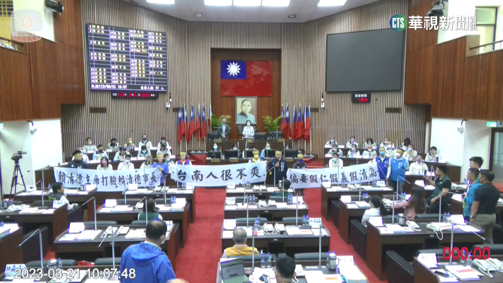 邱莉莉遭起訴後主持臨時會　藍拉布條要求請假